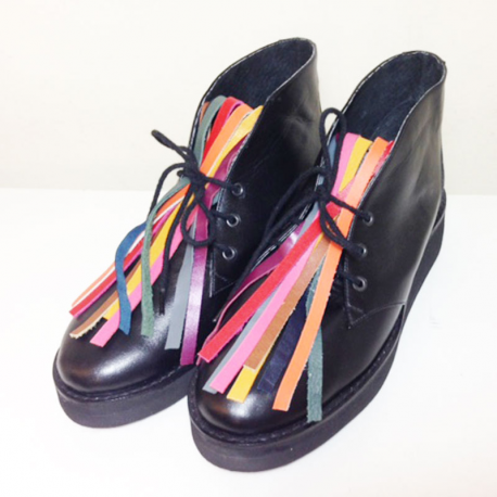 Botas de cuero negro con flecos de colores